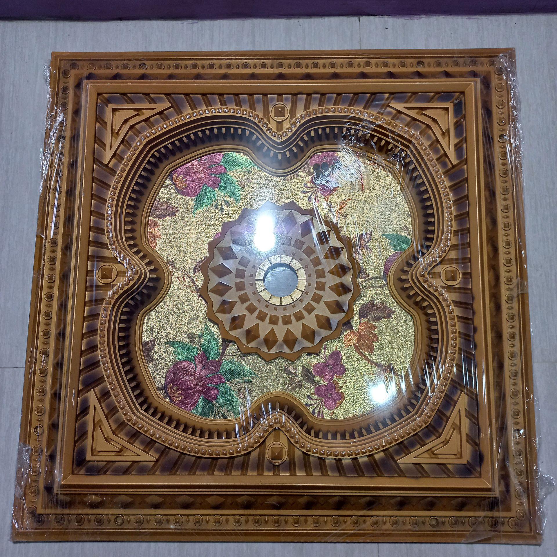 Mewah dan Hangat: Paduan Plafon PVC Motif Kayu dengan Ornamen Klasik